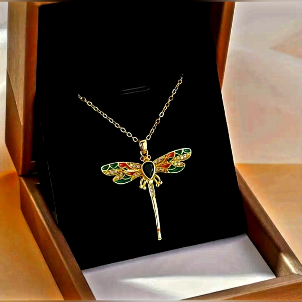 Stylish Pendant Necklace Featuring a Dragonfly Pendant Set with Green Zircon